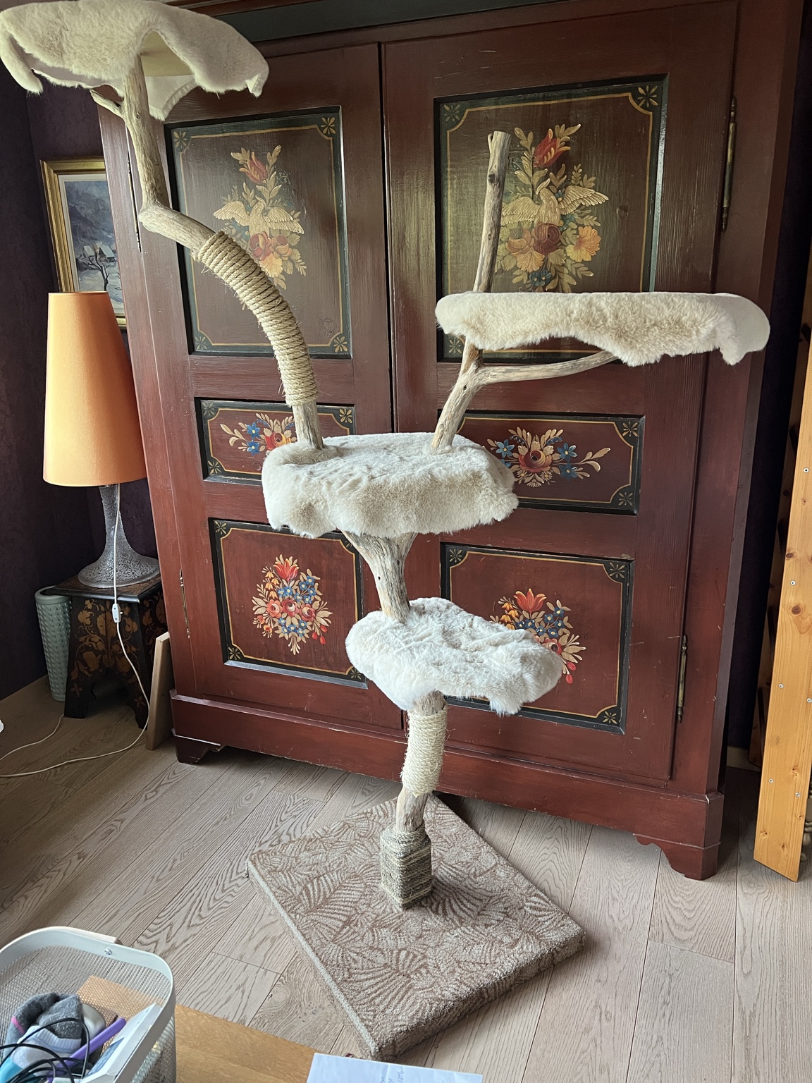 Arbre à chat en bois flotté installé dans son intérieur
