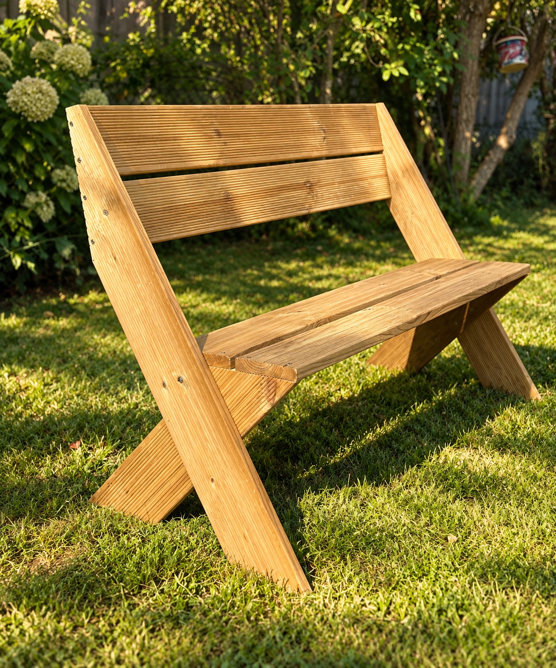 Banc extérieur en lames de terrasse installé dans un jardin