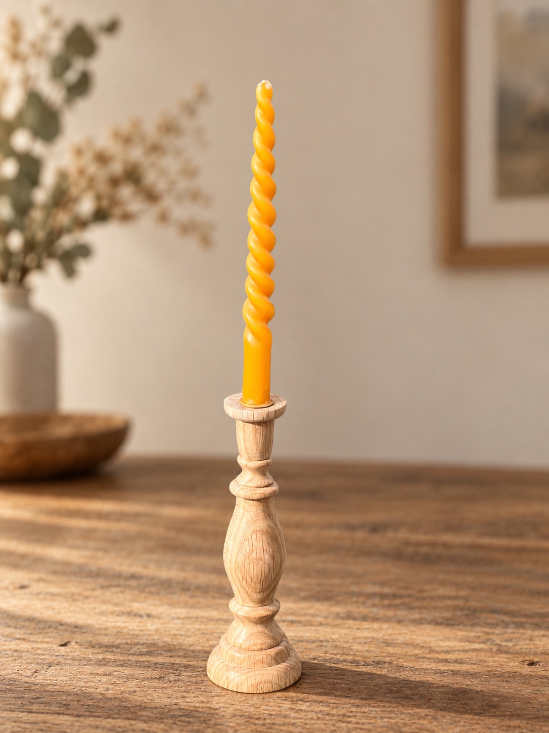 Bougeoir en hêtre tourné aux formes sculptées avec une bougie orange