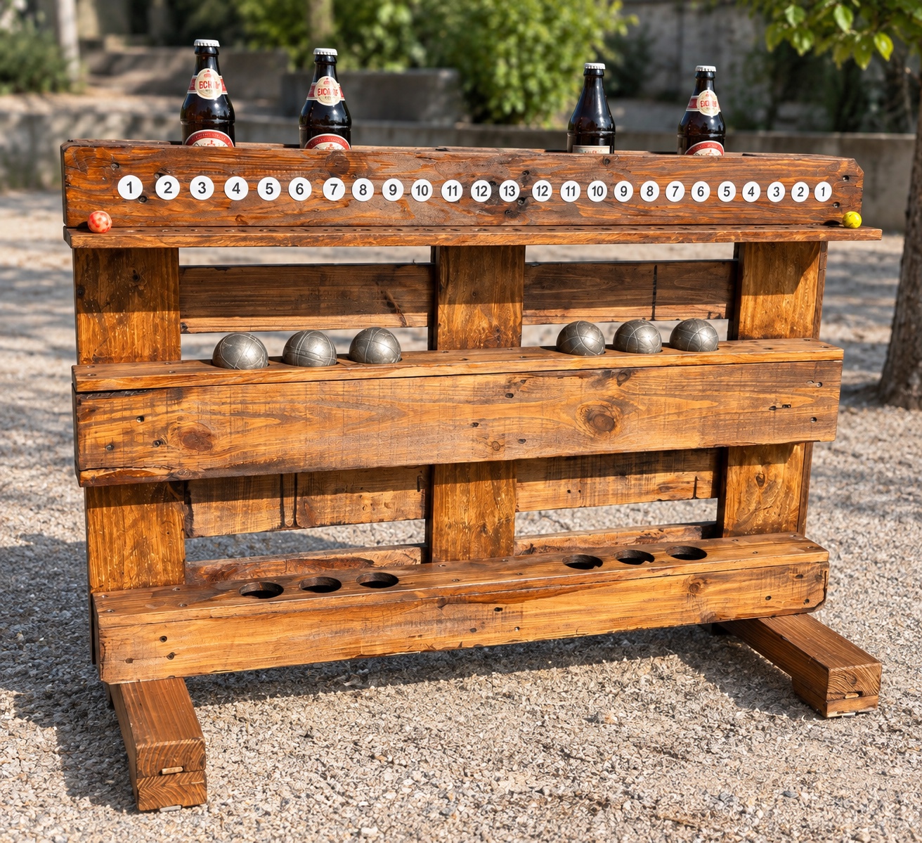 Boulier de score de pétanque en bois de palette avec rangements pour les boules et les bouteilles