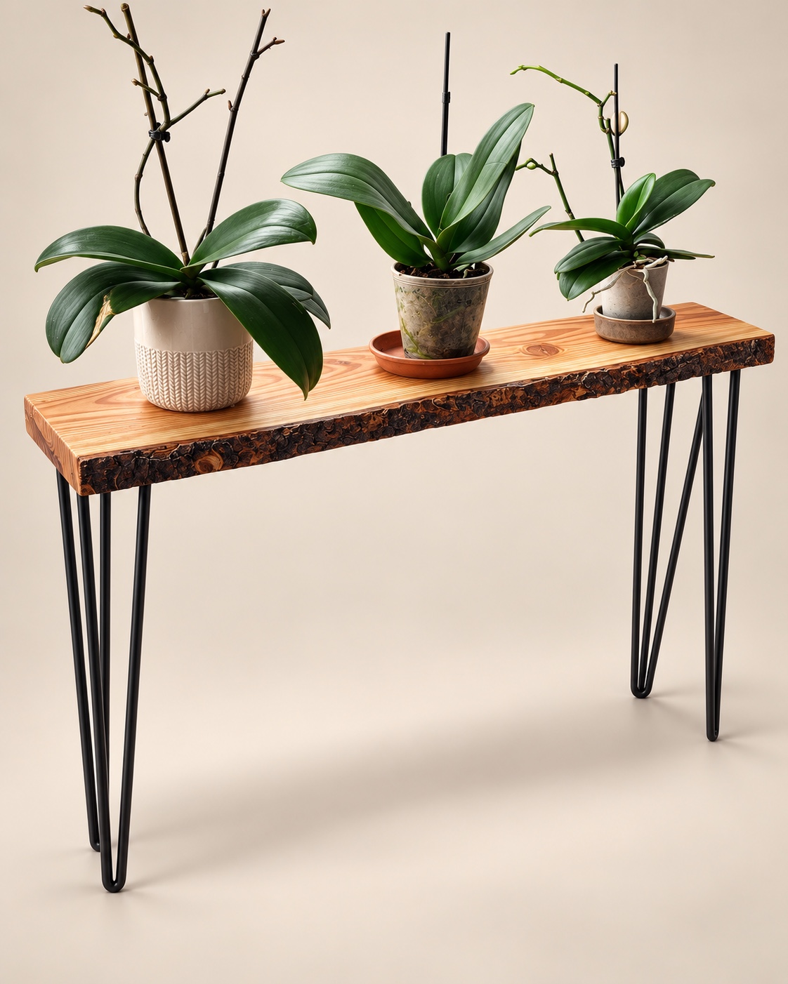 Console sur mesure en pin Douglas avec pieds en métal noir et orchidées