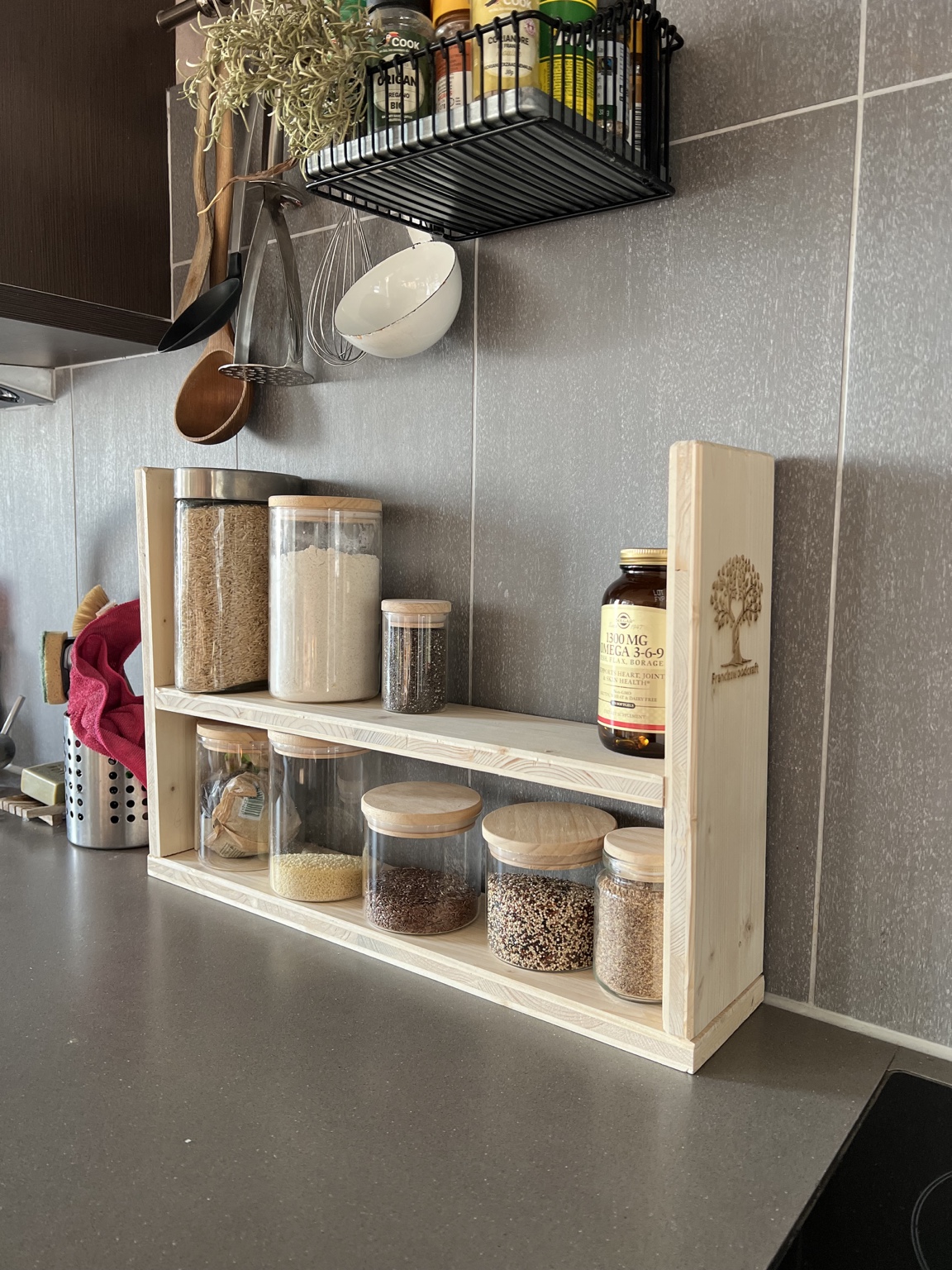 Étagère de cuisine personnalisée en pin avec deux niveaux de rangement
