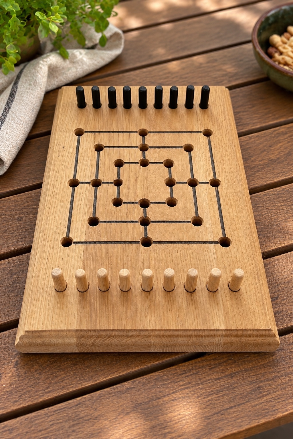 Jeu de mérelles en chêne gravé au laser avec pions noirs et blancs