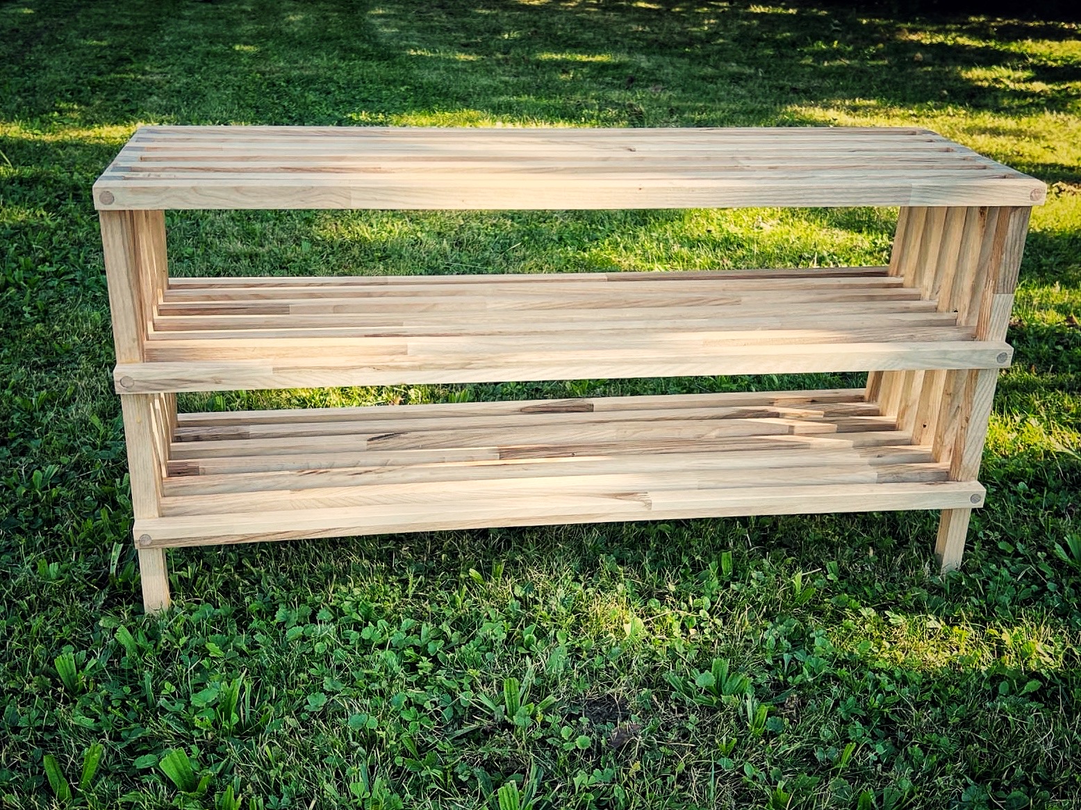 Vue de face du meuble à chaussures à trois niveaux en bois recyclé