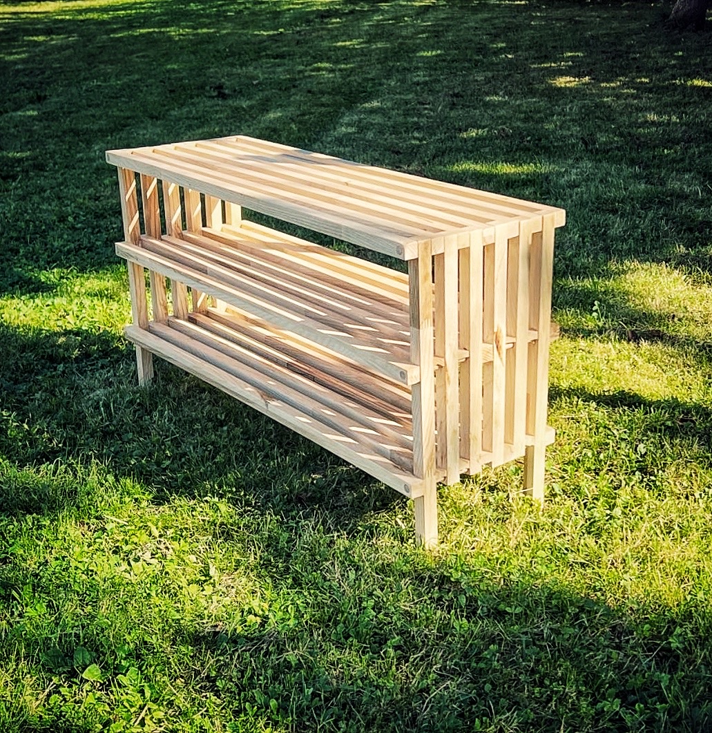 Vue de profil du meuble à chaussures en bois de palette recyclé