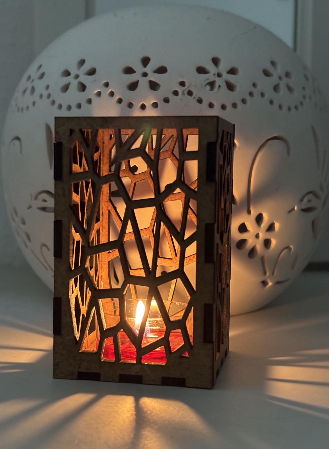 Lanterne de Noël en MDF découpé au laser éclairée par une bougie