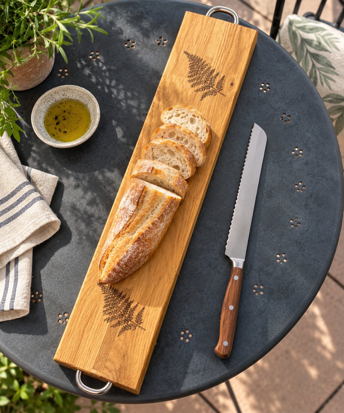 Planche longiligne en chêne gravé utilisée pour présenter du pain en extérieur