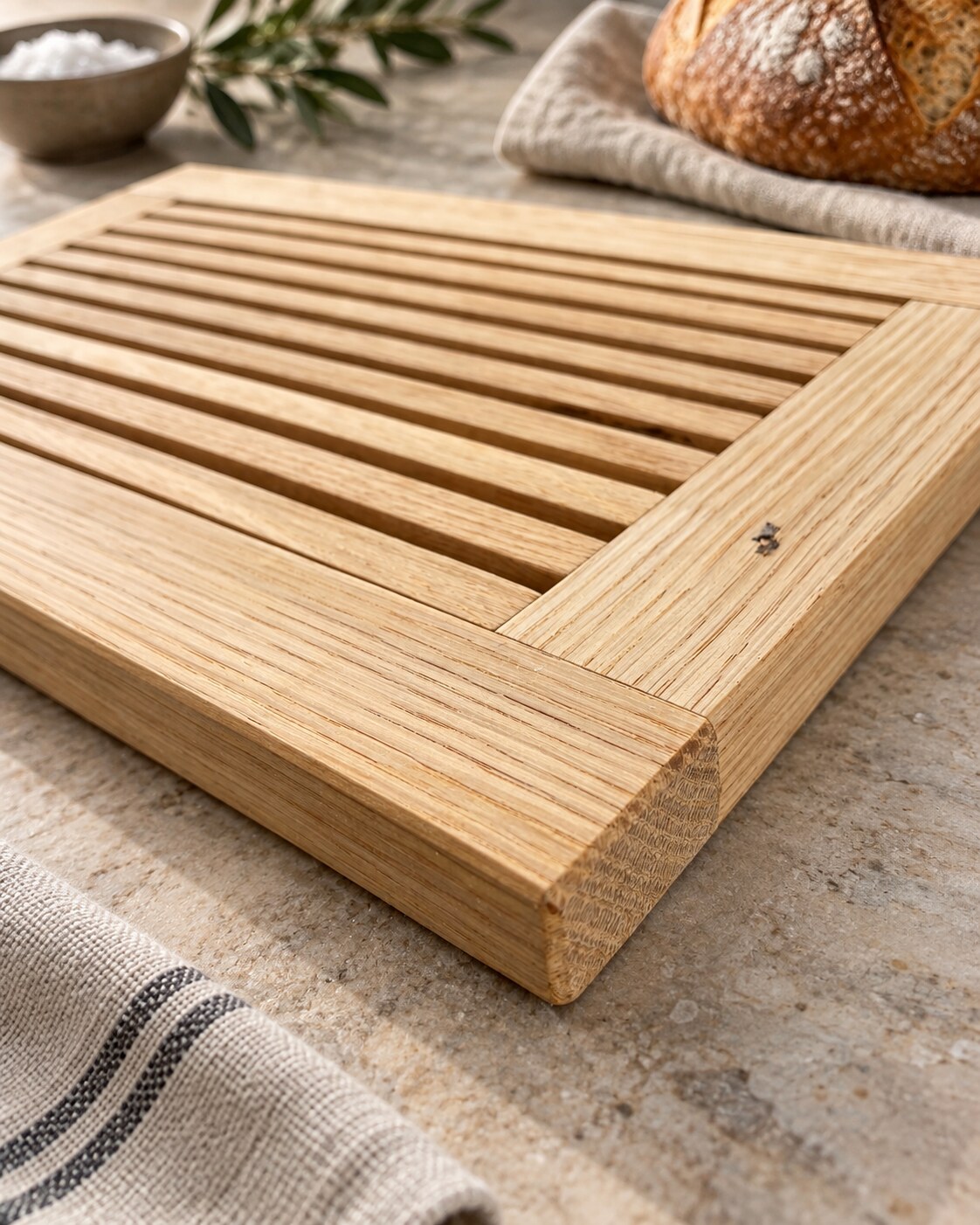 Détail de la grille amovible et du cadre en chêne de la planche à pain