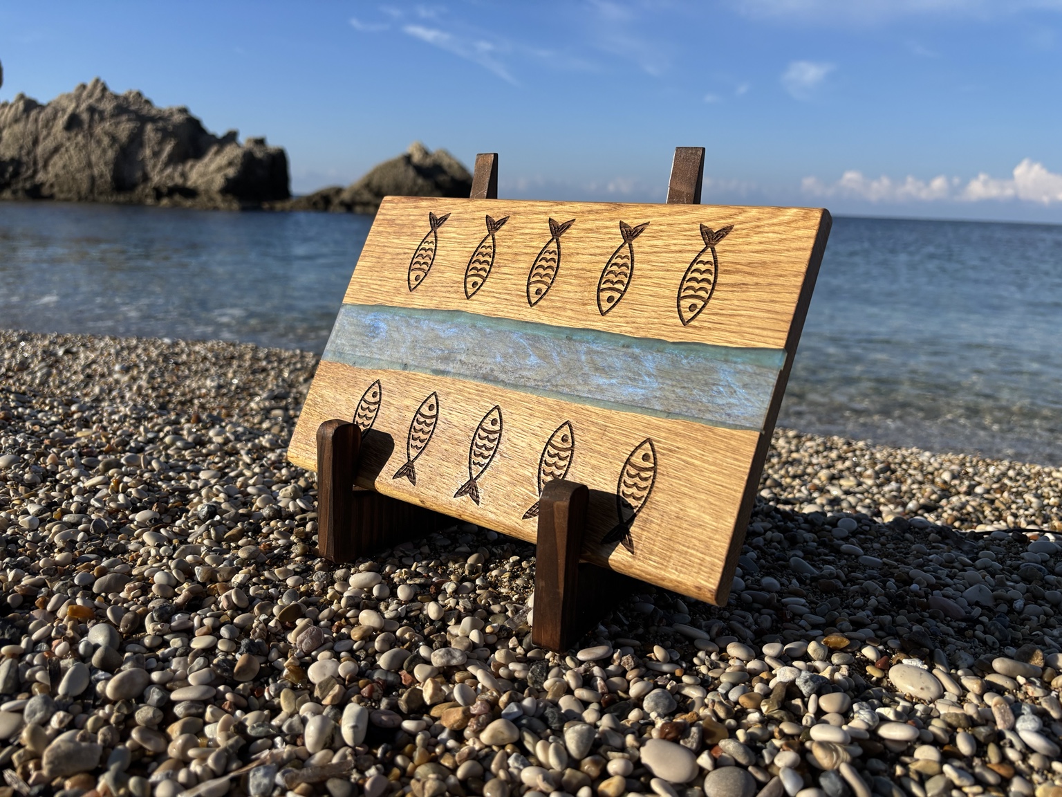Planche décorative gravée de poissons avec une rivière centrale en résine époxy bleutée