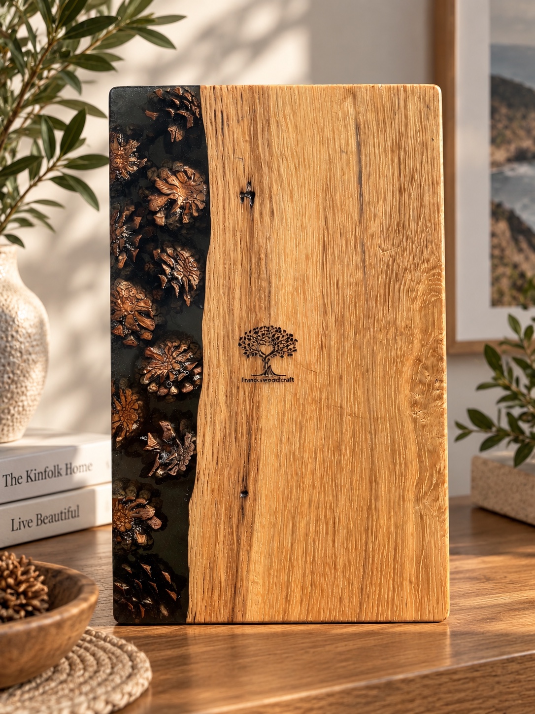 Planche aux pommes de pin et époxy présentée du côté portant la marque FrancksWoodCraft
