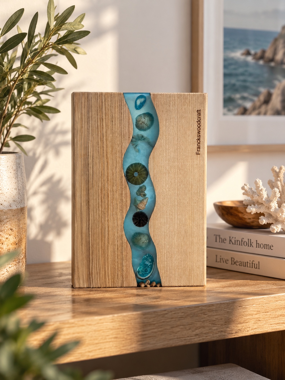 Planche décorative en bois avec rivière d’époxy bleue et coquillages de Grèce