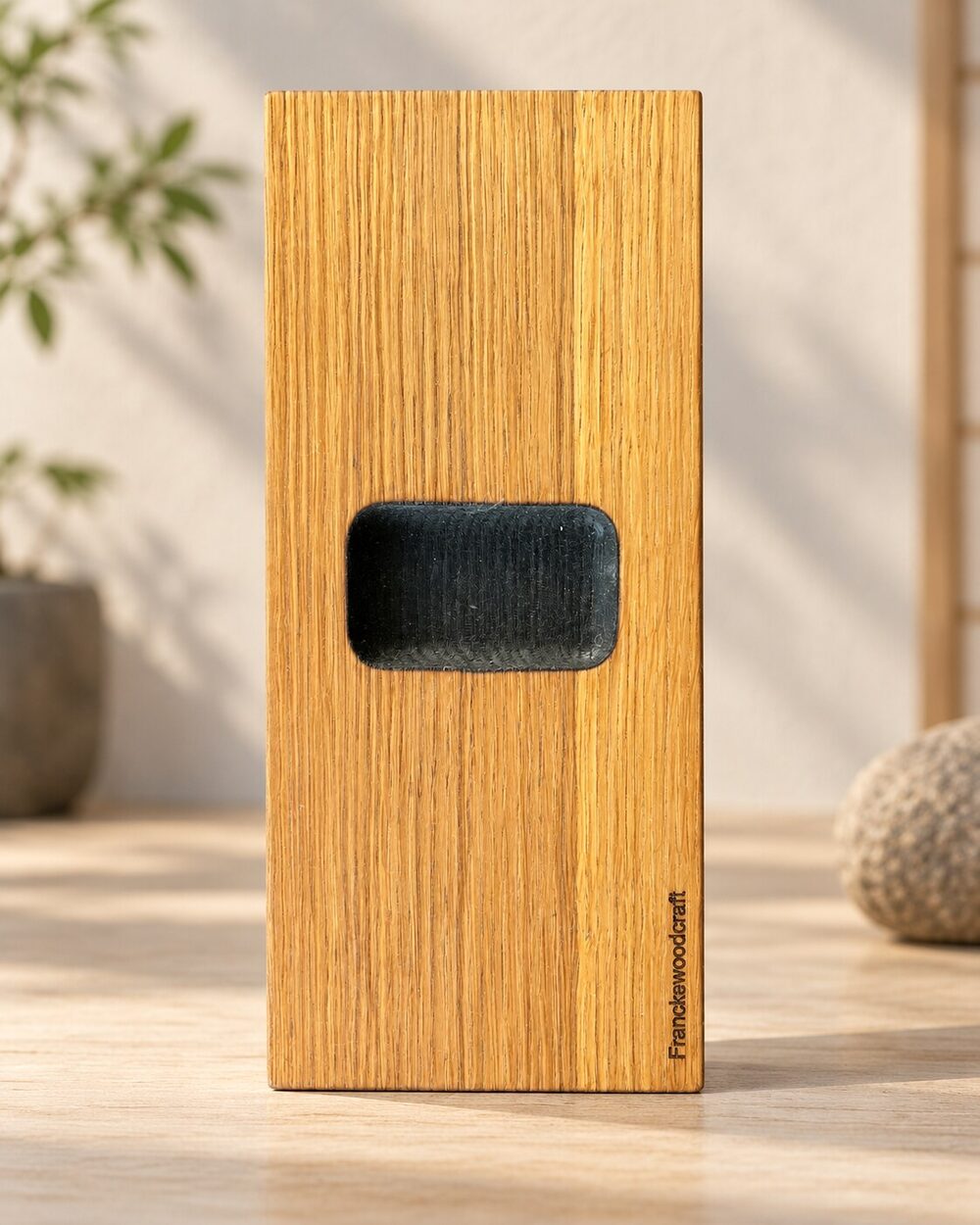 Vue verticale de la planche à sushis en chêne montrant sa cavité sombre Shou Sugi Ban