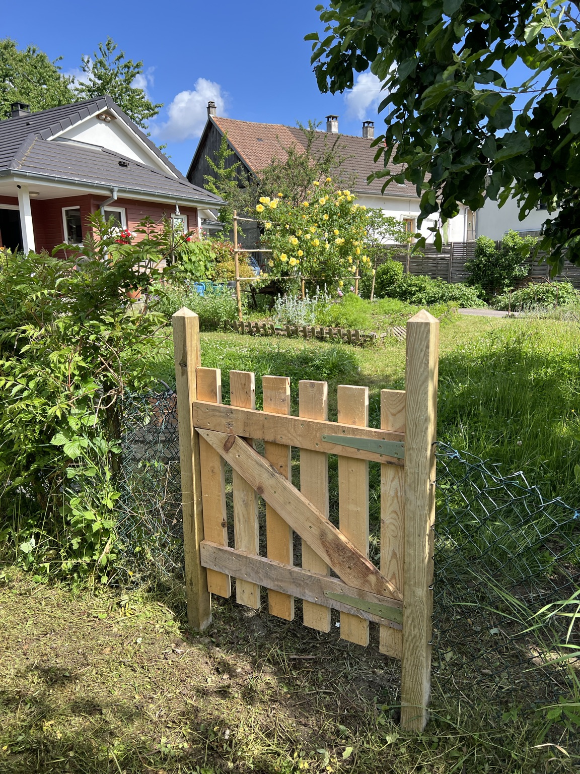 Portail de jardin bucolique fabriqué en bois de palette recyclé