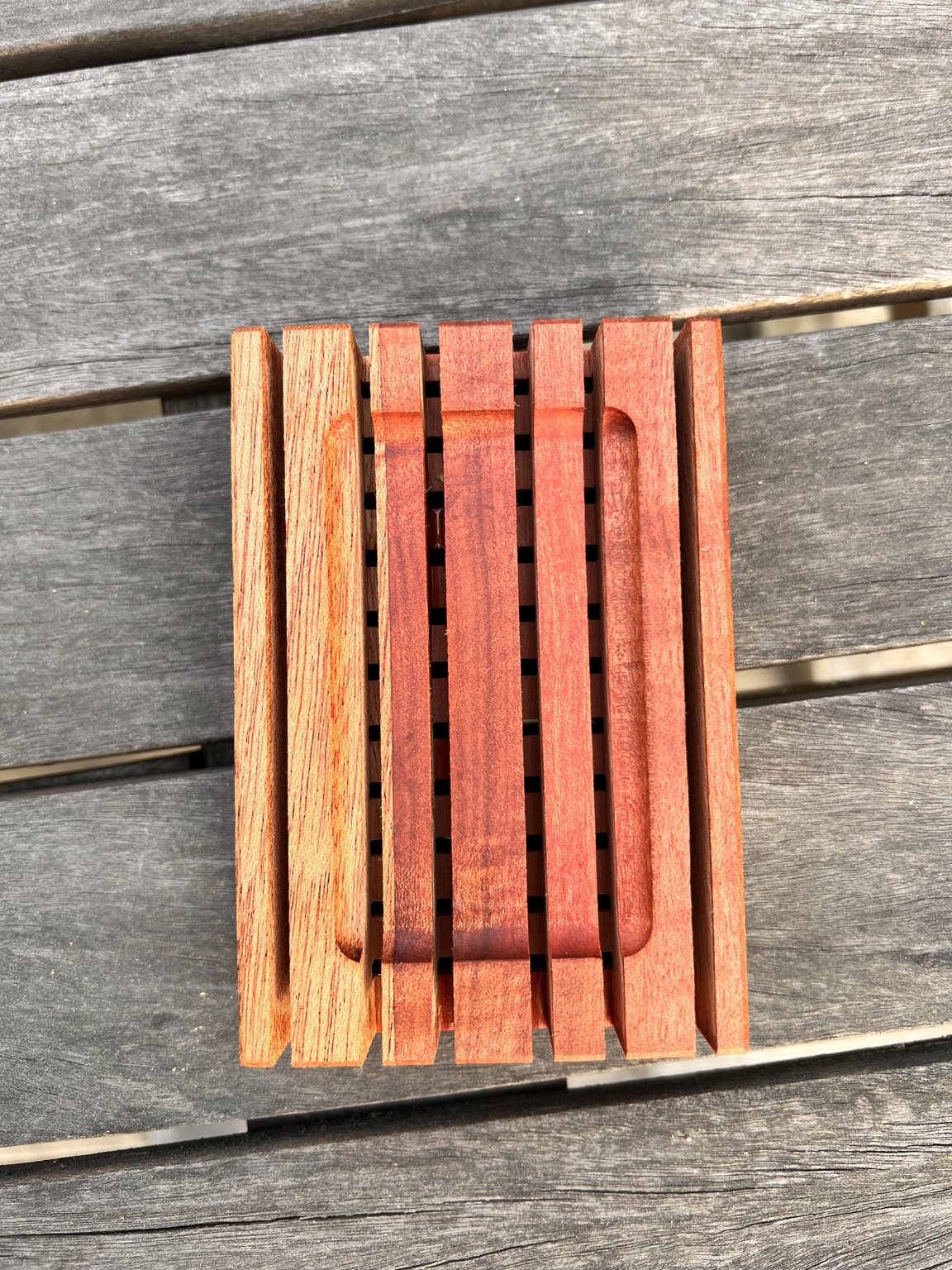 Vue de dessus d’un porte-savon rainuré en bois exotique