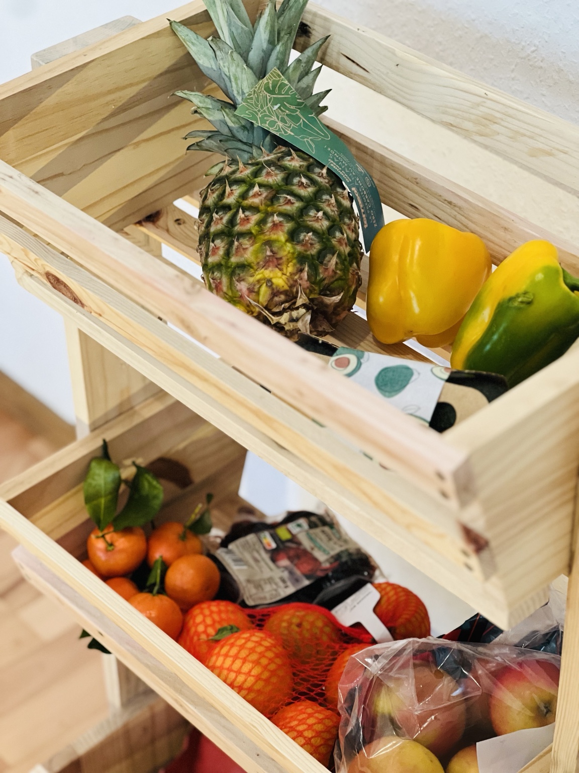 Vue rapprochée des fruits et légumes rangés dans les paniers ouverts en bois