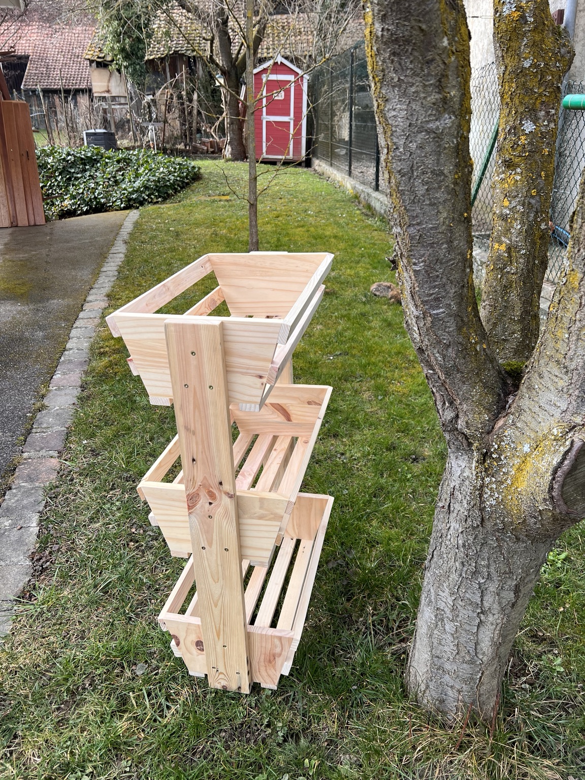 Vue de profil du rangement en bois à trois paniers vide