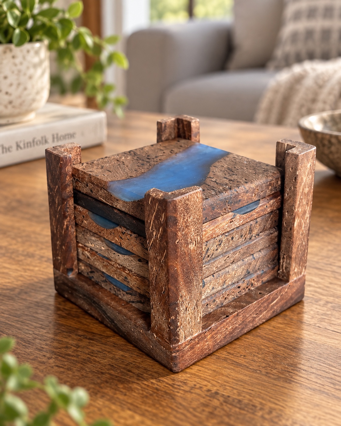 Sous-verres en noyer et époxy bleue rangés dans leur support assorti