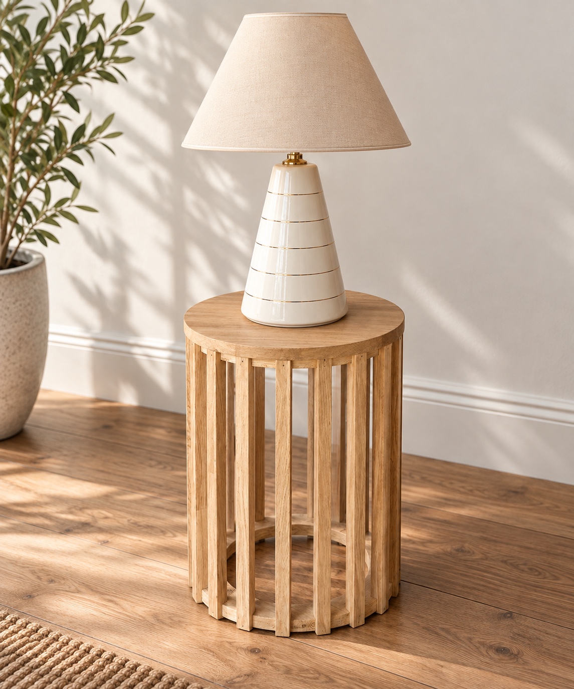 Table de chevet ajourée en chêne avec une lampe