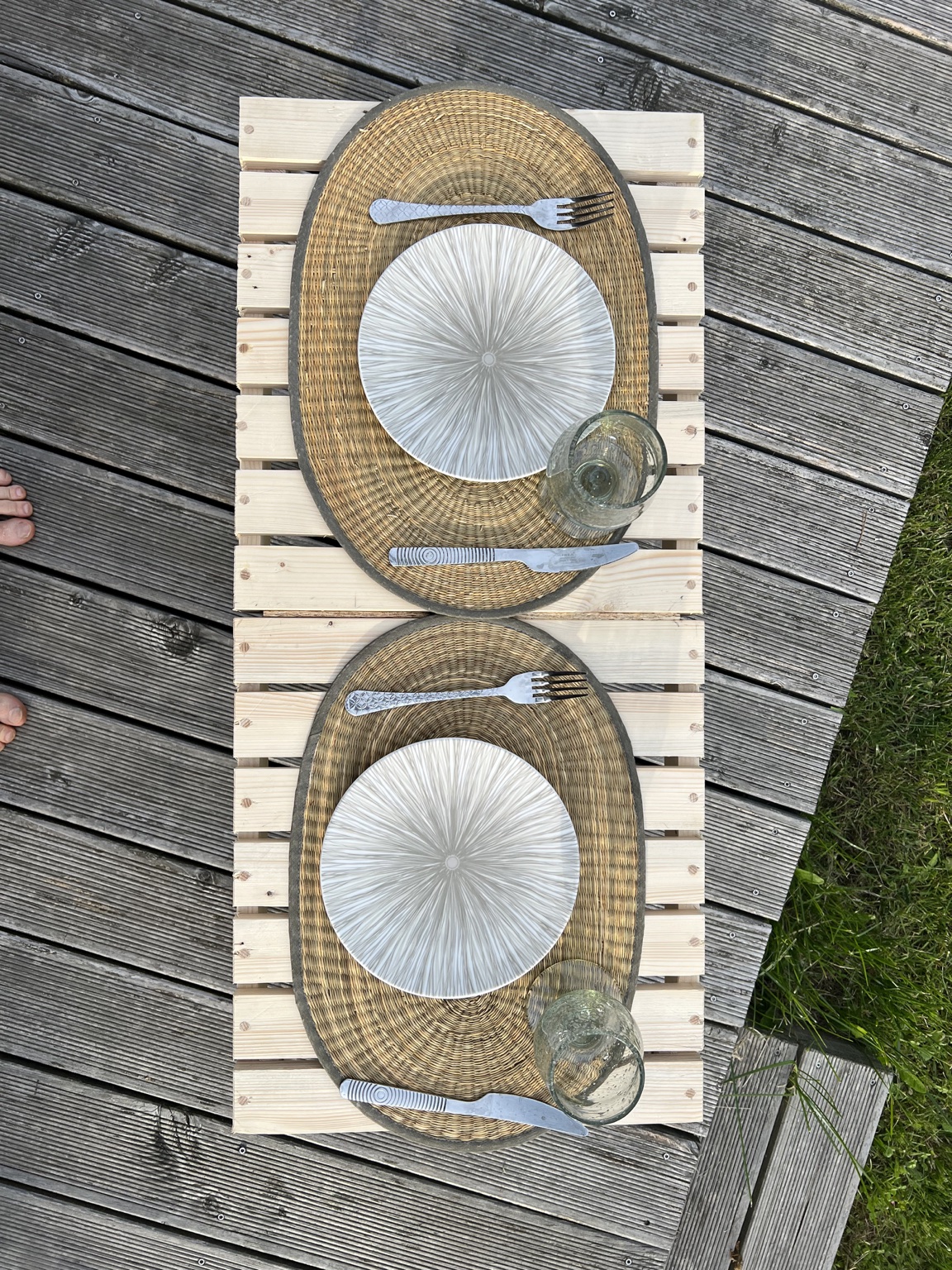 Vue de dessus de la table de pique-nique dressée pour deux