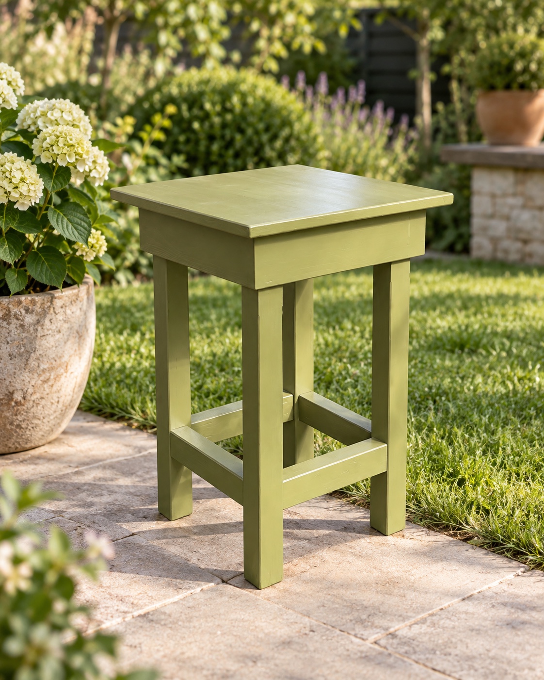 Petit meuble vert en bois de palette recyclé utilisable comme table d’appoint ou tabouret