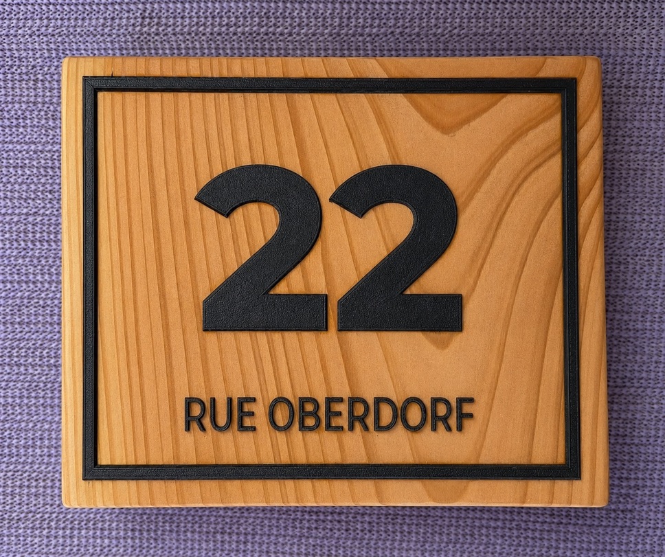 Plaque d’adresse personnalisée en bois avec numéro et nom de rue