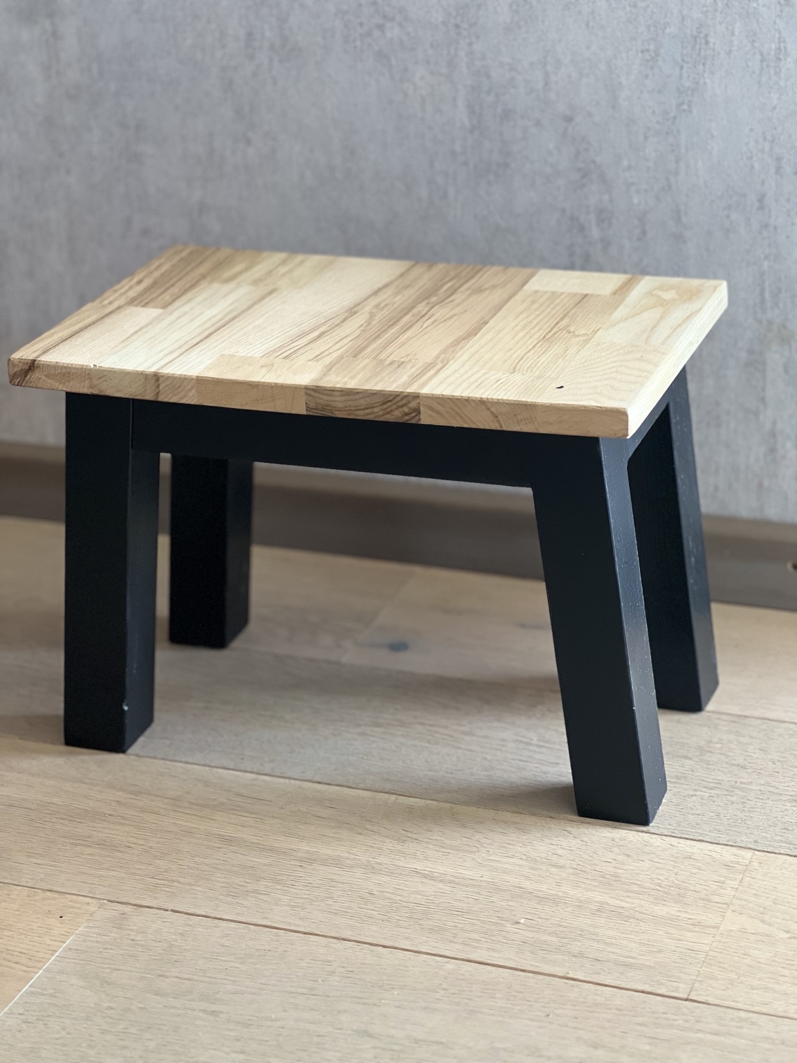 Tabouret en chêne lamellé avec pieds peints en noir